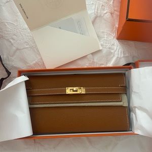 Hermes Gold Kelly Wallet . Brand New/receipt
